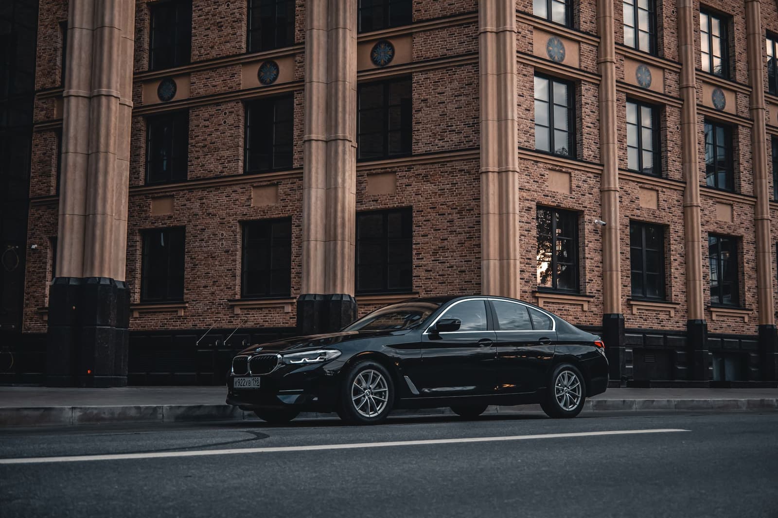 Berlina negra frente a un edificio de ladrillo