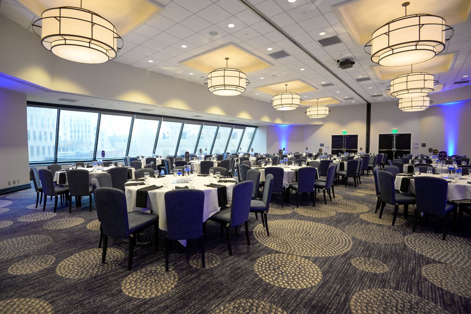 Salón preparado para una cena