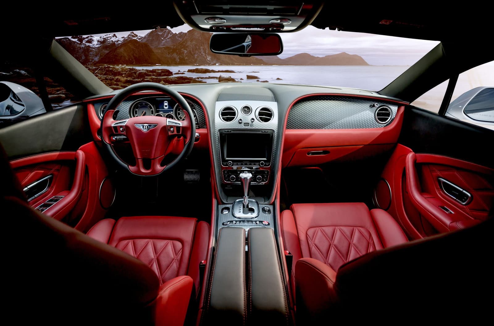 Interior de coche tapizado en piel roja