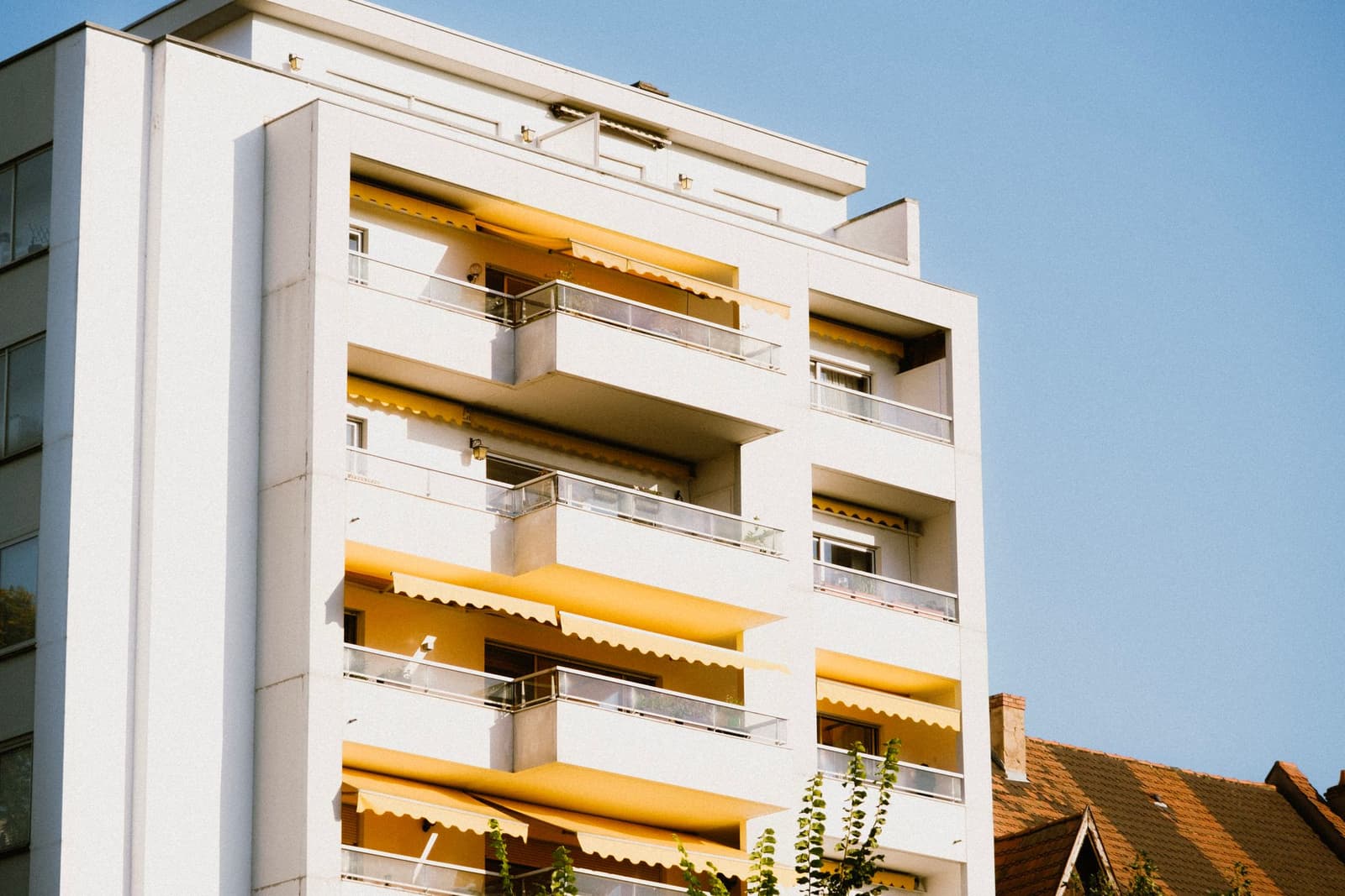 Edificio de viviendas con balcones de color