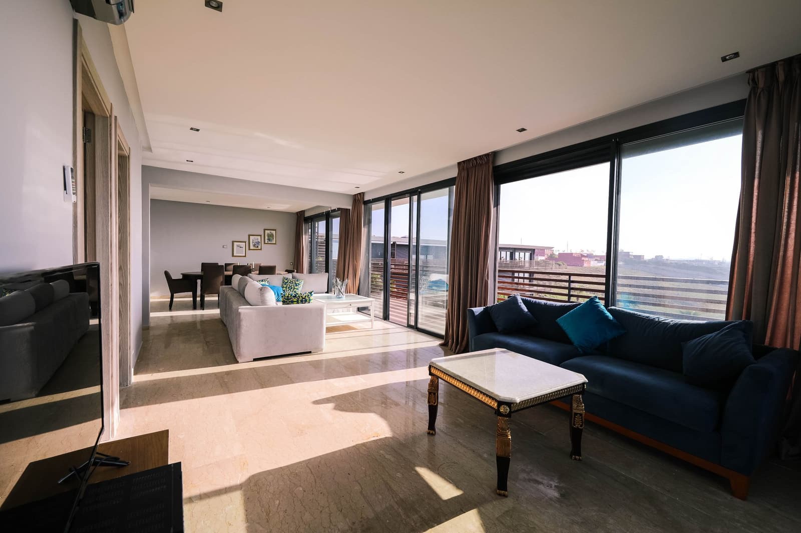 Salón con ventanal y vistas a la ciudad