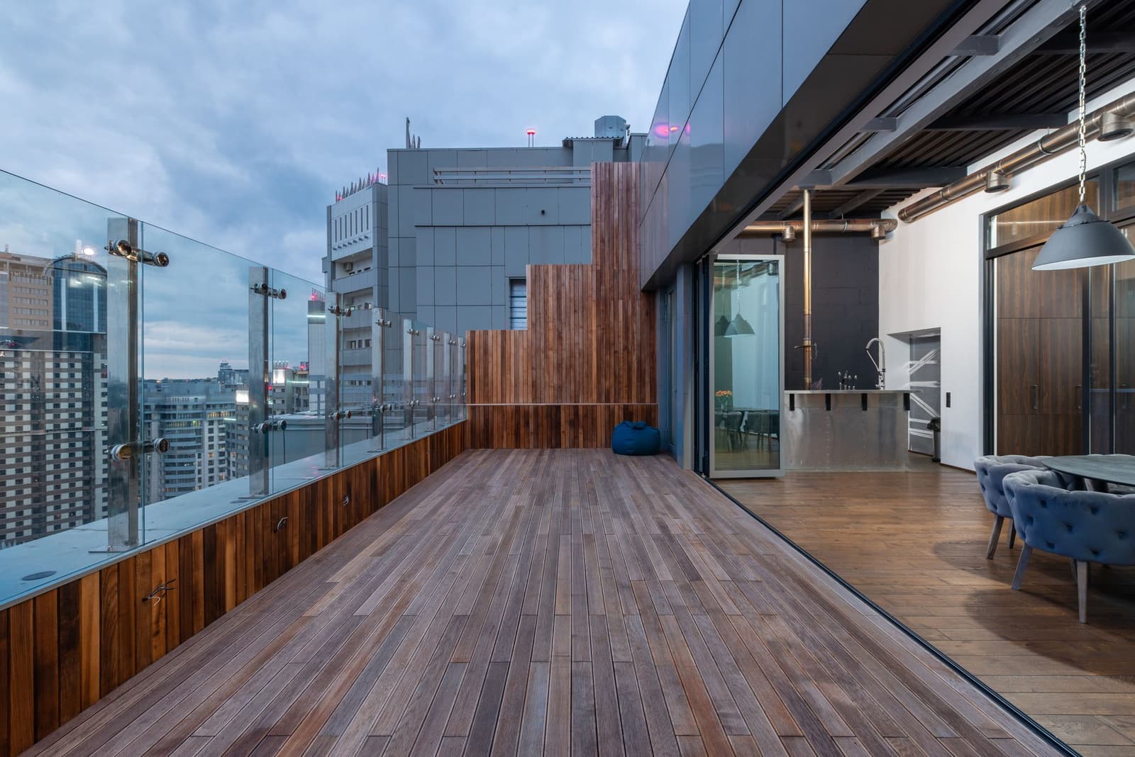 Terraza con suelo de madera